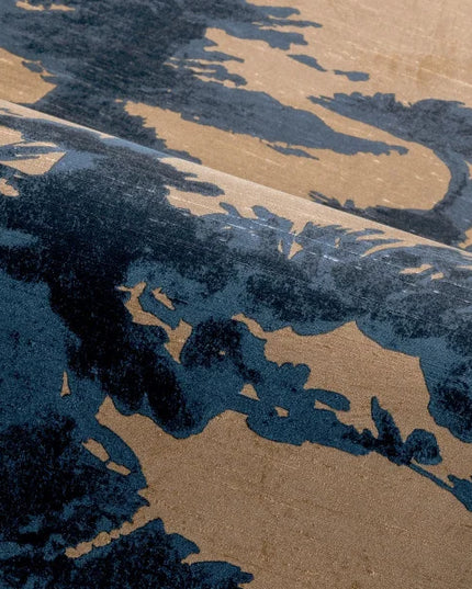 waarop donkerblauwe en diepgrijze silhouetten van bomen een rustgevend contrast vormen.