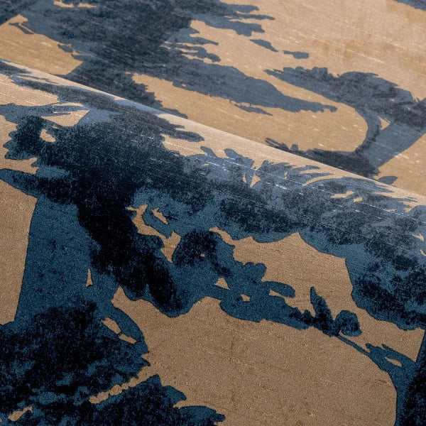 waarop donkerblauwe en diepgrijze silhouetten van bomen een rustgevend contrast vormen.