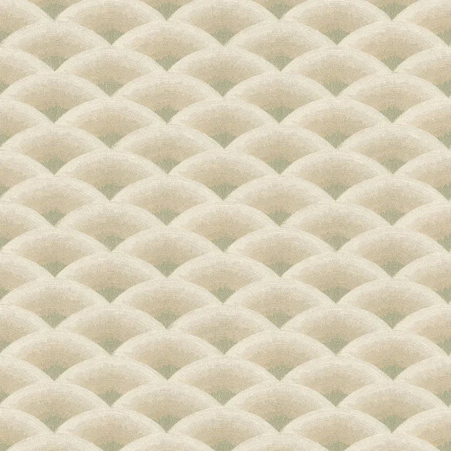 70091018 Casamance Legendes Nami - Dit behang is opgebouwd uit zachte beige tinten gecombineerd met subtiele accenten van lichtgrijs en warm wit
