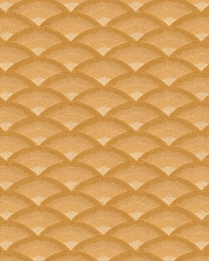 70091222 Casamance Legendes Nami - Dit behang is uitgevoerd in warme oranje- en terracottatinten met subtiele beige accenten
