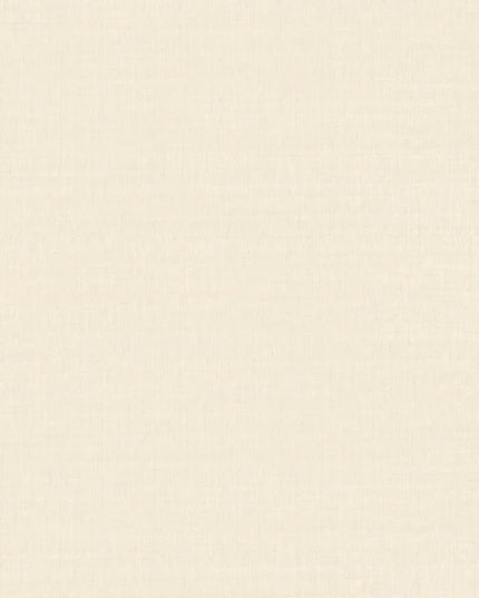 70171528 Casamance Legendes Sora - Dit behang is subtiel beige met lichte crèmetinten en een textuureffect dat zorgt voor een zachte