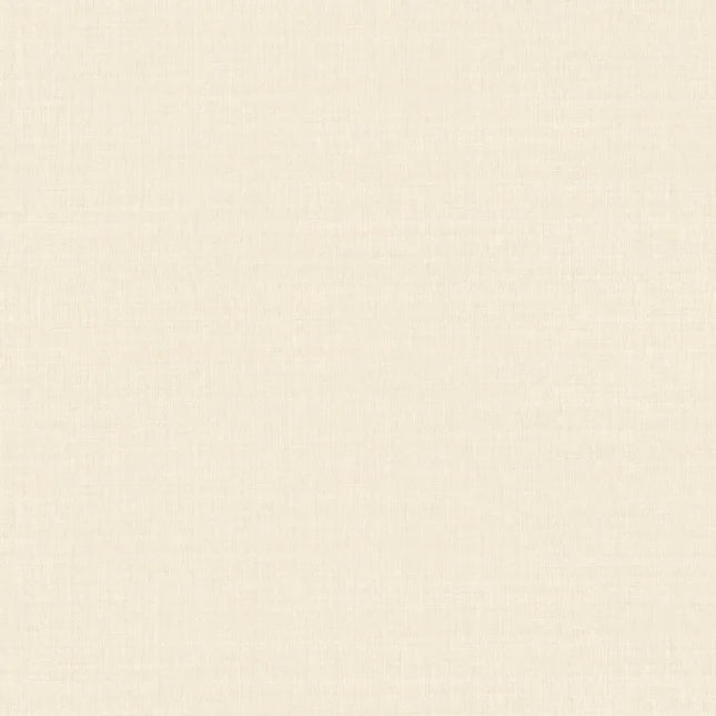 70171528 Casamance Legendes Sora - Dit behang is subtiel beige met lichte crèmetinten en een textuureffect dat zorgt voor een zachte