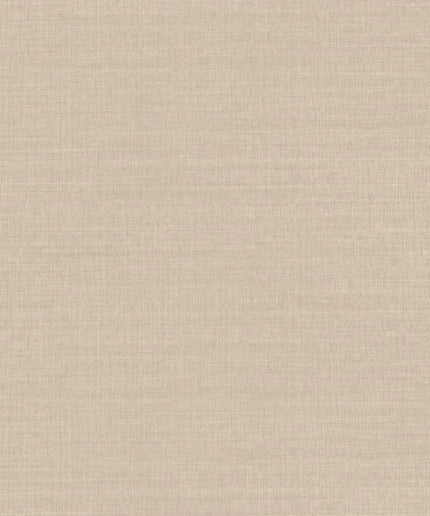 70171834 Casamance Legendes Sora - Dit behang is een zachte mix van beige en lichtbruin met subtiele textuureffecten die warmte en rust uitstralen.