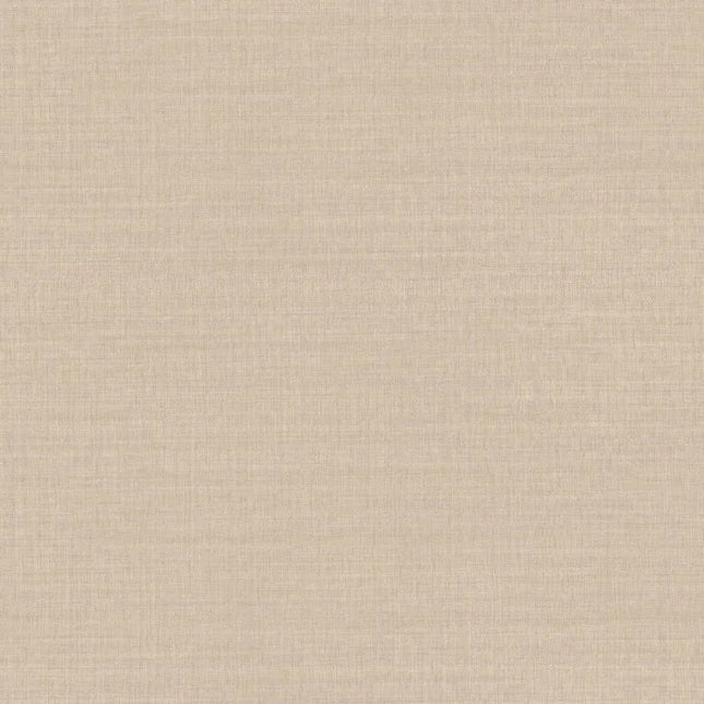 70171834 Casamance Legendes Sora - Dit behang is een zachte mix van beige en lichtbruin met subtiele textuureffecten die warmte en rust uitstralen.