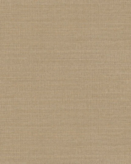 70172038 Casamance Legendes Sora - Dit behang is een subtiele mix van warme bruintinten en zachte okerkleuren met een lichte textuur die een natuurlijke