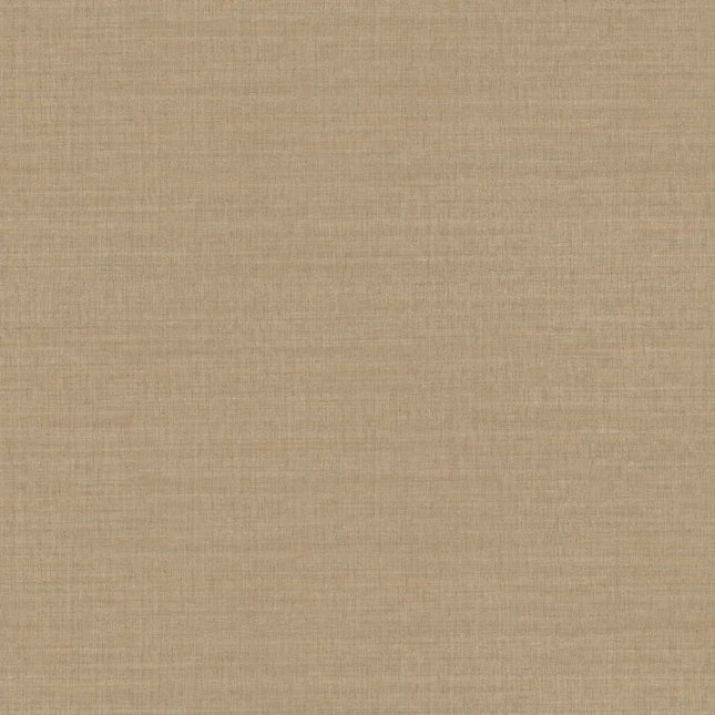 70172038 Casamance Legendes Sora - Dit behang is een subtiele mix van warme bruintinten en zachte okerkleuren met een lichte textuur die een natuurlijke