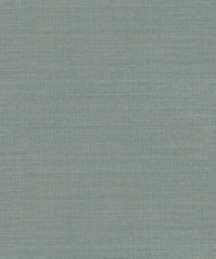 70172446 Casamance Legendes Sora - Dit behang is een zachte mix van blauw en turquoise met subtiele grijze en groene tonen die zorgen voor een rustgevende en natuurlijke uitstraling.