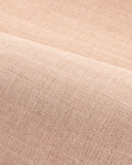 met voornamelijk een zacht roze tint vermengd met lichte beige nuances.