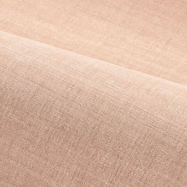met voornamelijk een zacht roze tint vermengd met lichte beige nuances.