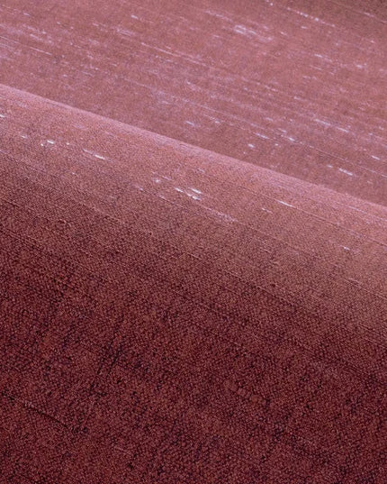 diep rode kleur en subtiele tonen van bruin.