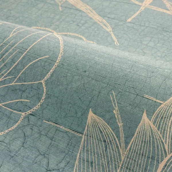 vergrijsde groene achtergrond met subtiele beige en crème accenten die de natuurlijke vormen van planten en vogels benadrukken.