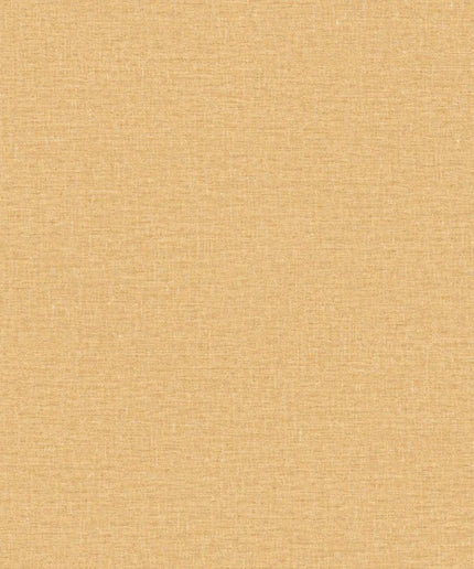 76852242 Casamance Modernismo Lina - Dit behang is warm van toon met een zachte geelachtige basis en subtiele nuances van beige die textuur en diepte toevoegen.