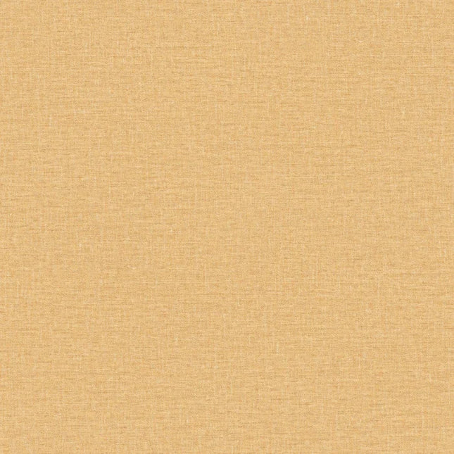 76852242 Casamance Modernismo Lina - Dit behang is warm van toon met een zachte geelachtige basis en subtiele nuances van beige die textuur en diepte toevoegen.