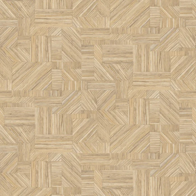 76891732 Casamance Nature Sur Mesure Imbrication - Dit behang is een subtiel samenspel van beige en lichte bruintinten met delicate lijnen in crème en zandkleurige nuances.
