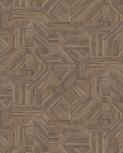 76892038 Casamance Nature Sur Mesure Imbrication - Dit behang is een mix van warme bruintinten met houtnerfpatronen in licht- en donkerbruin