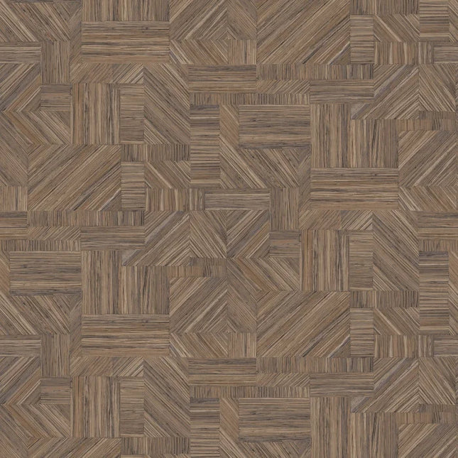 76892038 Casamance Nature Sur Mesure Imbrication - Dit behang is een mix van warme bruintinten met houtnerfpatronen in licht- en donkerbruin
