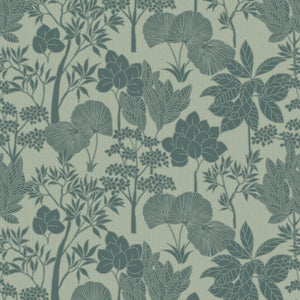 76900304 Casamance Tressora Inara - Dit behang is uitgevoerd in zachte blauwtinten met grijsgroene accenten op een lichtbeige achtergrond