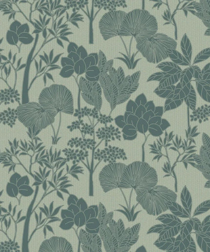 76900304 Casamance Tressora Inara - Dit behang is uitgevoerd in zachte blauwtinten met grijsgroene accenten op een lichtbeige achtergrond