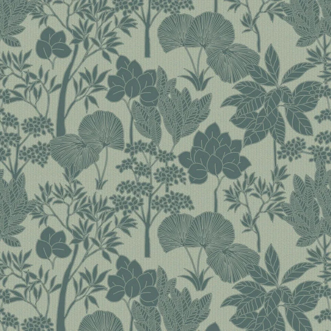 76900304 Casamance Tressora Inara - Dit behang is uitgevoerd in zachte blauwtinten met grijsgroene accenten op een lichtbeige achtergrond