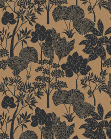 76900508 Casamance Tressora Inara - Dit behang is uitgevoerd in een warme oker als achtergrond met een diepbruine en zwarte botanische print