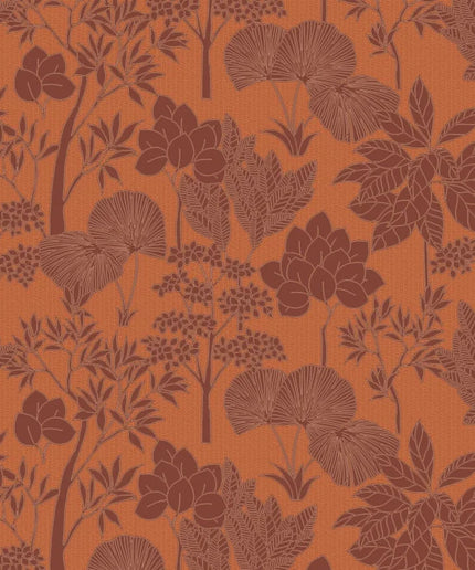 76900814 Casamance Tressora Inara - Dit behang is warm van kleur met een oranje achtergrond waarop bloem- en bladmotieven in roodbruin en lichtbruin zijn verwerkt.