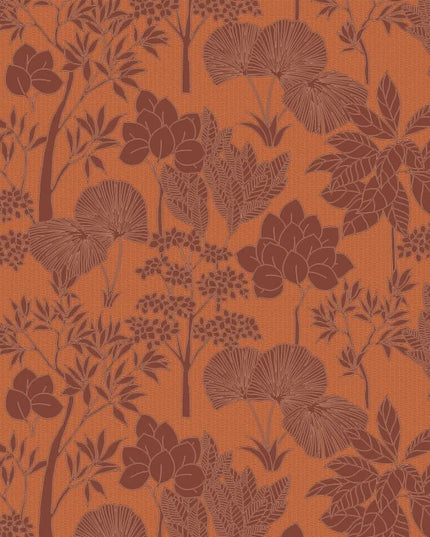 76900814 Casamance Tressora Inara - Dit behang is warm van kleur met een oranje achtergrond waarop bloem- en bladmotieven in roodbruin en lichtbruin zijn verwerkt.