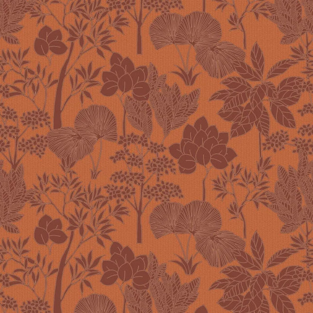 76900814 Casamance Tressora Inara - Dit behang is warm van kleur met een oranje achtergrond waarop bloem- en bladmotieven in roodbruin en lichtbruin zijn verwerkt.