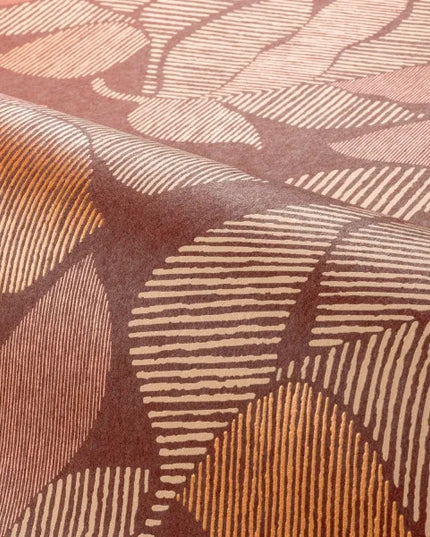 terracotta en zacht beige tinten die harmonieus samensmelten in een organisch bladmotief.