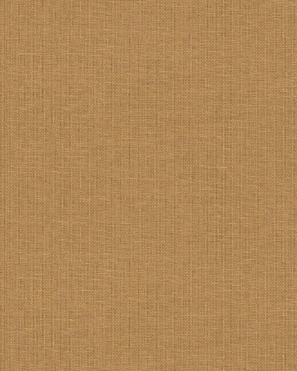 76921936 Casamance Tressora Vannora - Dit behang is warm en aardse met een subtiele mix van oker en bruine nuances die een natuurlijke en uitnodigende sfeer creëren.