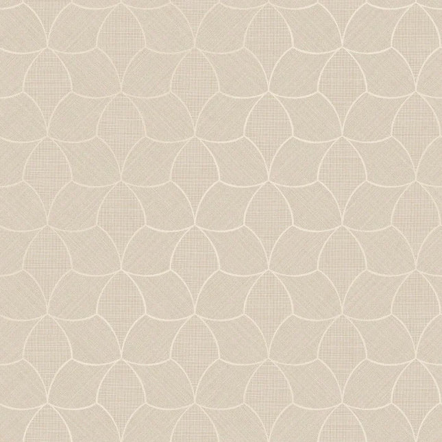 76943262 Casamance Tressora Tressana - Dit behang is subtiel in beige tinten met een lichte zandkleurige achtergrond en een iets lichtere