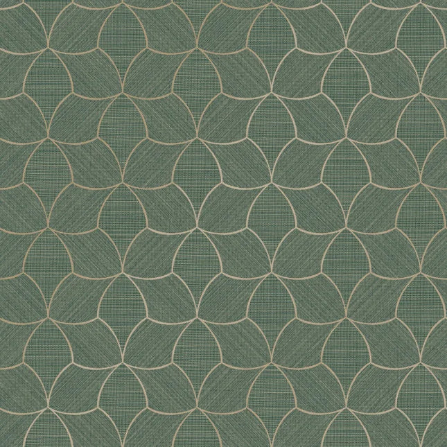 76943670 Casamance Tressora Tressana - Dit behang is opgebouwd uit een diep groene tint met subtiele crèmekleurige lijnen die het geometrische patroon op een verfijnde manier accentueren.