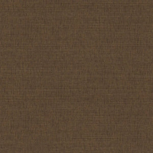76954384 Casamance Tressora Fibra - Dit behang is opgebouwd uit warme bruintinten met subtiele nuances van beige en donkerbruin die samen een textielachtige uitstraling creëren.