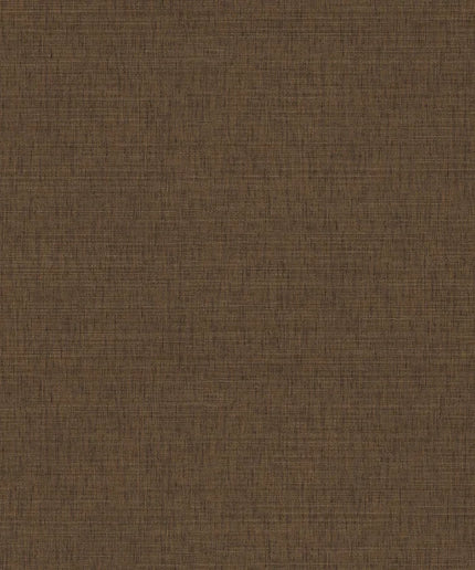 76954384 Casamance Tressora Fibra - Dit behang is opgebouwd uit warme bruintinten met subtiele nuances van beige en donkerbruin die samen een textielachtige uitstraling creëren.