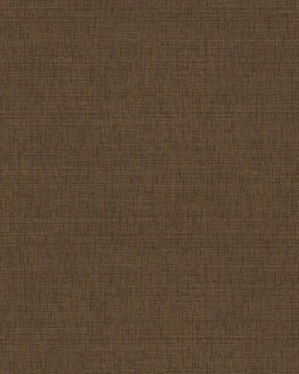 76954384 Casamance Tressora Fibra - Dit behang is opgebouwd uit warme bruintinten met subtiele nuances van beige en donkerbruin die samen een textielachtige uitstraling creëren.