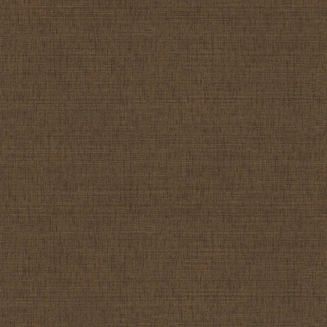 76954384 Casamance Tressora Fibra - Dit behang is opgebouwd uit warme bruintinten met subtiele nuances van beige en donkerbruin die samen een textielachtige uitstraling creëren.