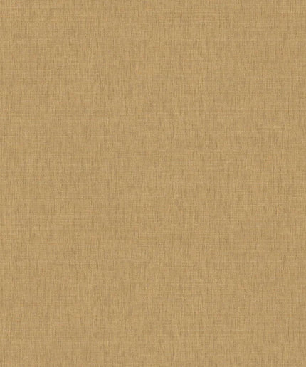 76954486 Casamance Tressora Fibra - Dit behang is uitgevoerd in een warme okergele tint met subtiele textuuraccenten die voor een natuurlijke en rustgevende uitstraling zorgen.