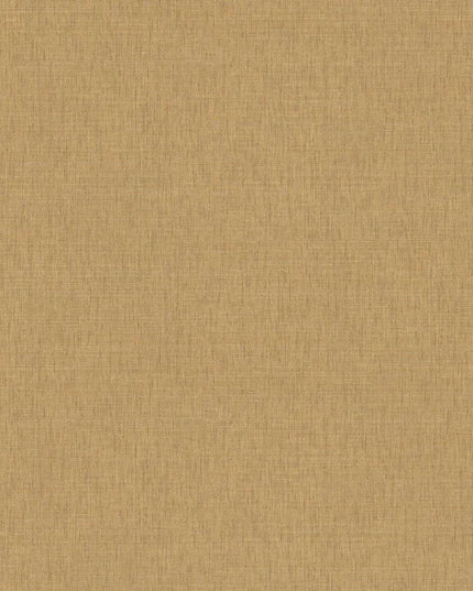 76954486 Casamance Tressora Fibra - Dit behang is uitgevoerd in een warme okergele tint met subtiele textuuraccenten die voor een natuurlijke en rustgevende uitstraling zorgen.