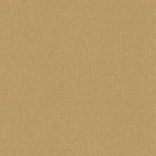 76954486 Casamance Tressora Fibra - Dit behang is uitgevoerd in een warme okergele tint met subtiele textuuraccenten die voor een natuurlijke en rustgevende uitstraling zorgen.