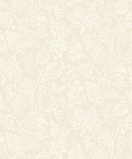 76960100 Casamance Broderies Pastel - Dit behang is subtiel en elegant met een zachte beige achtergrond en een fijn wit bloemmotief.