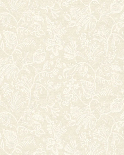 76960100 Casamance Broderies Pastel - Dit behang is subtiel en elegant met een zachte beige achtergrond en een fijn wit bloemmotief.