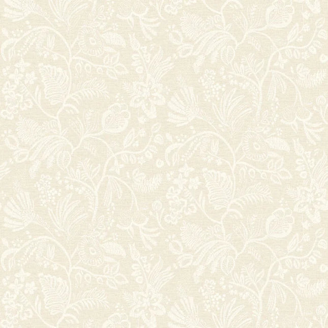 76960100 Casamance Broderies Pastel - Dit behang is subtiel en elegant met een zachte beige achtergrond en een fijn wit bloemmotief.