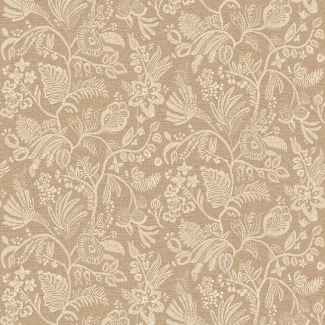 76960304 Casamance Broderies Pastel - Dit behang is een warme combinatie van beige en lichtbruin met een subtiel gebroken-witte botanische print.