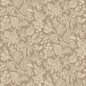 76960406 Casamance Broderies Pastel - Dit behang is warm bruin met een subtiel crèmekleurig botanisch patroon
