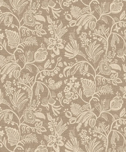76960406 Casamance Broderies Pastel - Dit behang is warm bruin met een subtiel crèmekleurig botanisch patroon