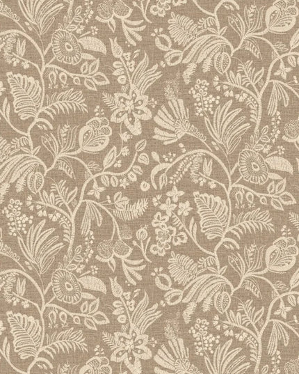 76960406 Casamance Broderies Pastel - Dit behang is warm bruin met een subtiel crèmekleurig botanisch patroon
