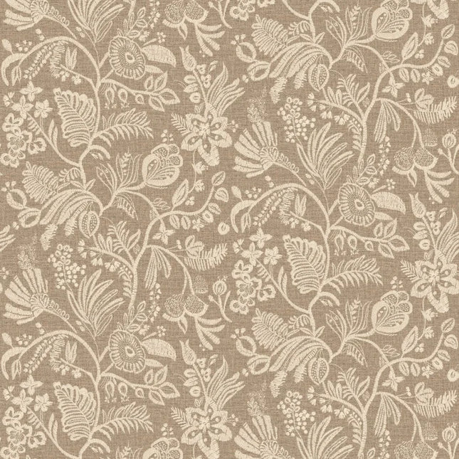 76960406 Casamance Broderies Pastel - Dit behang is warm bruin met een subtiel crèmekleurig botanisch patroon