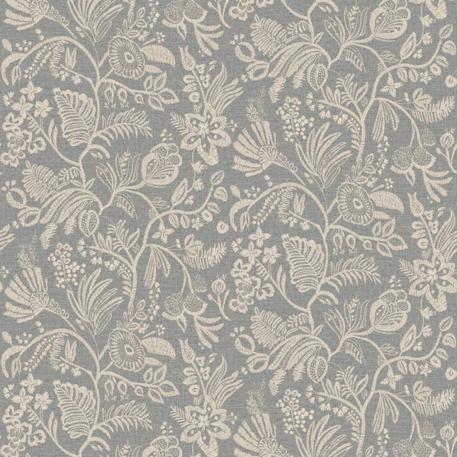 76960508 Casamance Broderies Pastel - Dit behang is subtiel met een grijzige blauw als achtergrond en een decoratief