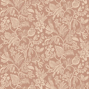 76960610 Casamance Broderies Pastel - Dit behang is warm en subtiel met een zachte perzikkleurige achtergrond en lichte beige bloemenprints.