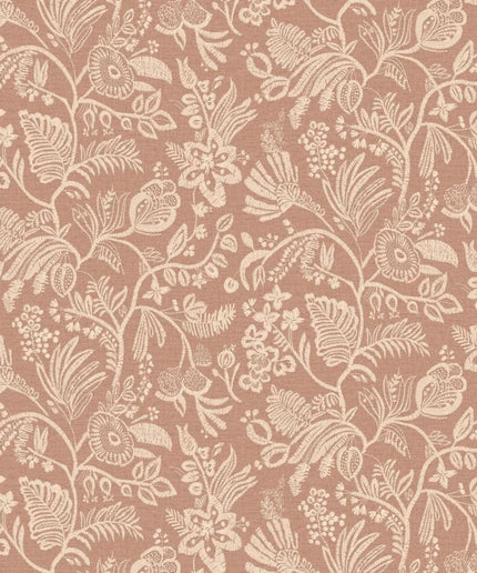 76960610 Casamance Broderies Pastel - Dit behang is warm en subtiel met een zachte perzikkleurige achtergrond en lichte beige bloemenprints.