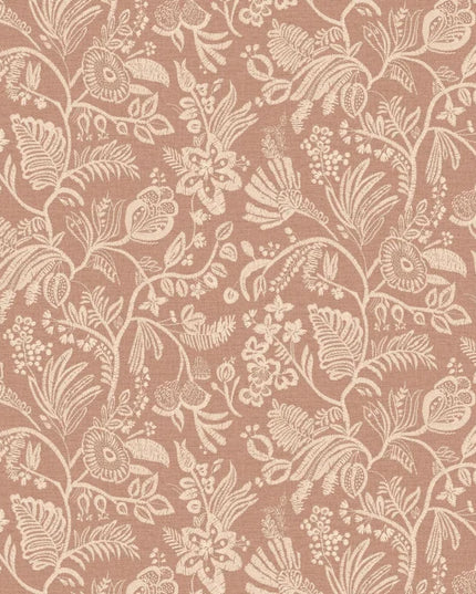 76960610 Casamance Broderies Pastel - Dit behang is warm en subtiel met een zachte perzikkleurige achtergrond en lichte beige bloemenprints.